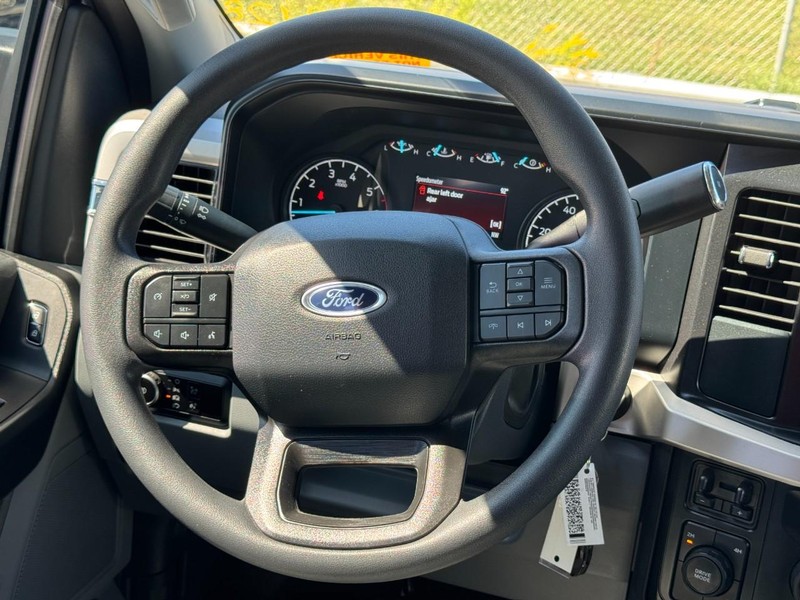 Ford Super Duty F-250 SRW Vehicle Full-screen Gallery Image 14