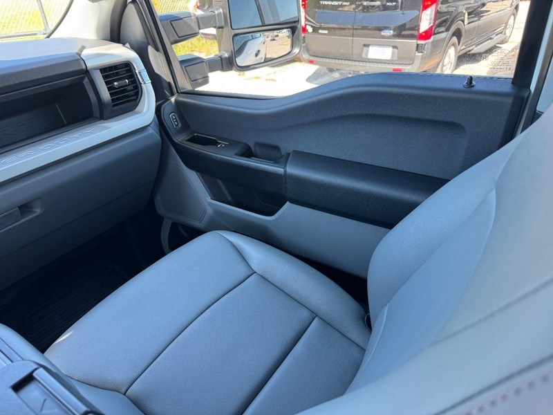 Ford Super Duty F-250 SRW Vehicle Full-screen Gallery Image 16