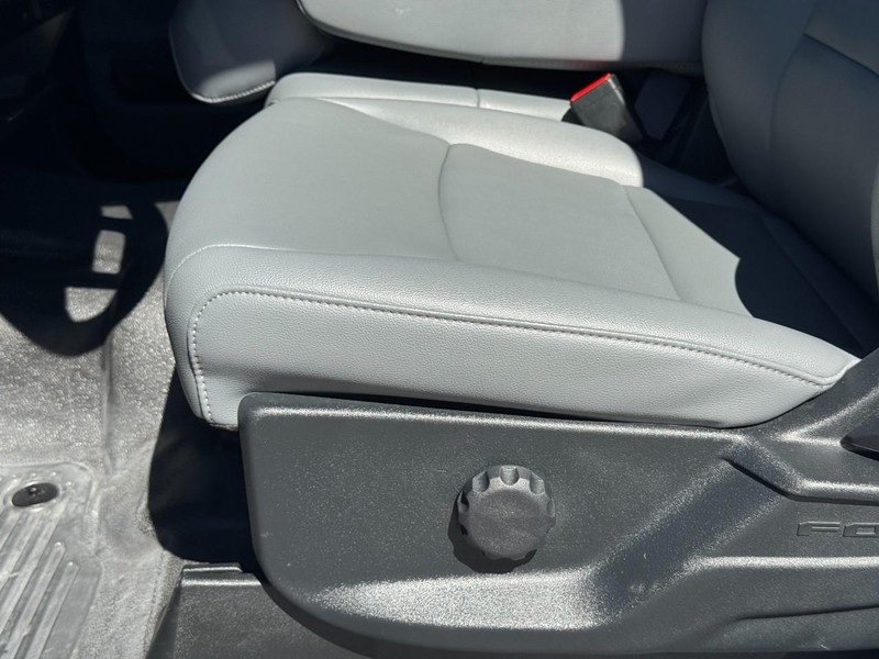Ford Super Duty F-250 SRW Vehicle Full-screen Gallery Image 17