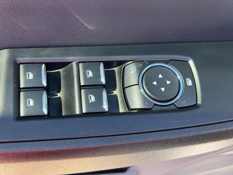 Ford Super Duty F-250 SRW Vehicle Full-screen Gallery Image 18