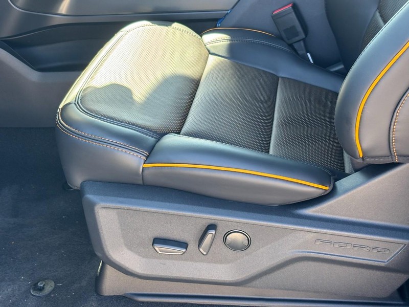 Ford F-150 Vehicle Full-screen Gallery Image 17