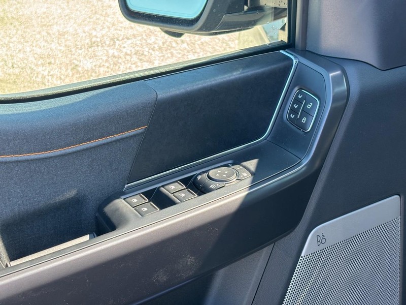 Ford F-150 Vehicle Full-screen Gallery Image 18