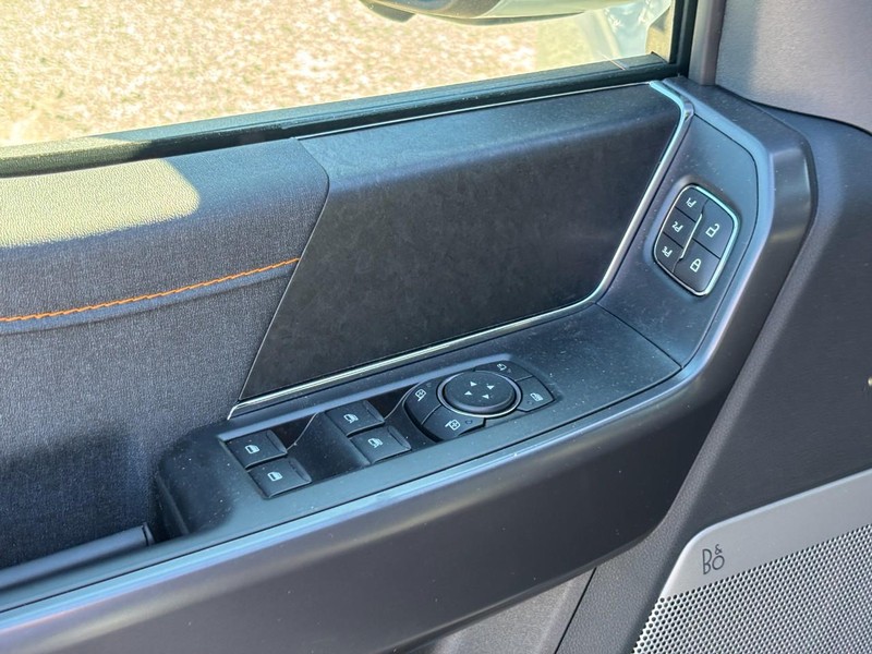 Ford F-150 Vehicle Full-screen Gallery Image 18