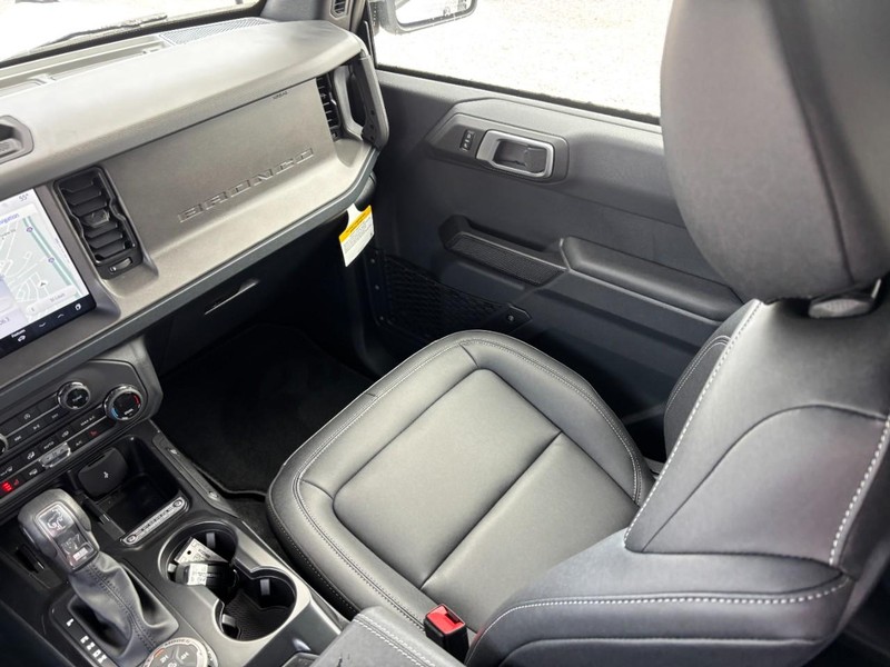 Ford Bronco Vehicle Full-screen Gallery Image 16