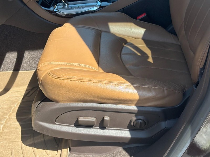Buick Enclave Vehicle Full-screen Gallery Image 19