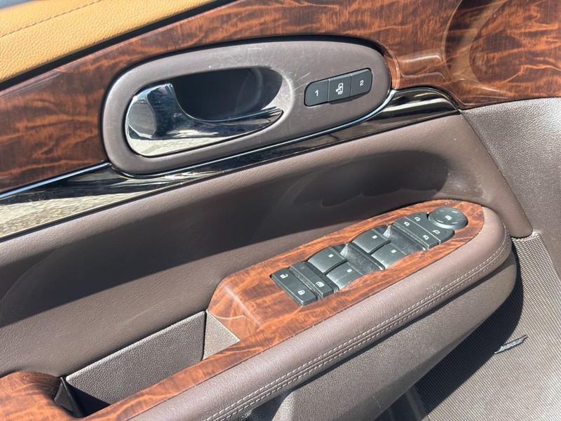 Buick Enclave Vehicle Full-screen Gallery Image 20