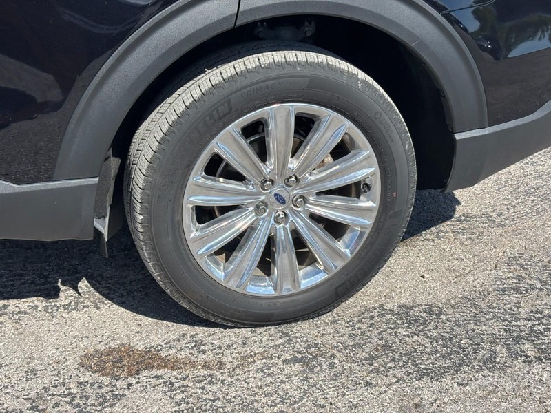 Ford Explorer Vehicle Full-screen Gallery Image 12