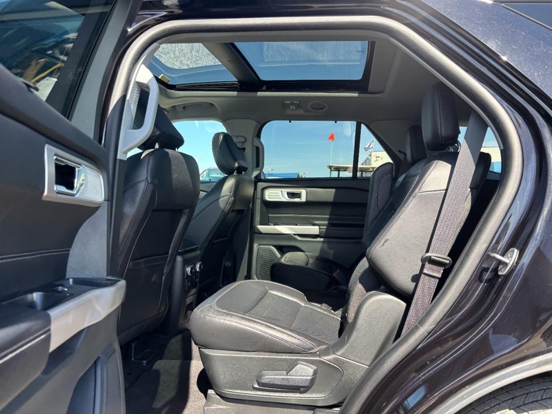 Ford Explorer Vehicle Full-screen Gallery Image 14