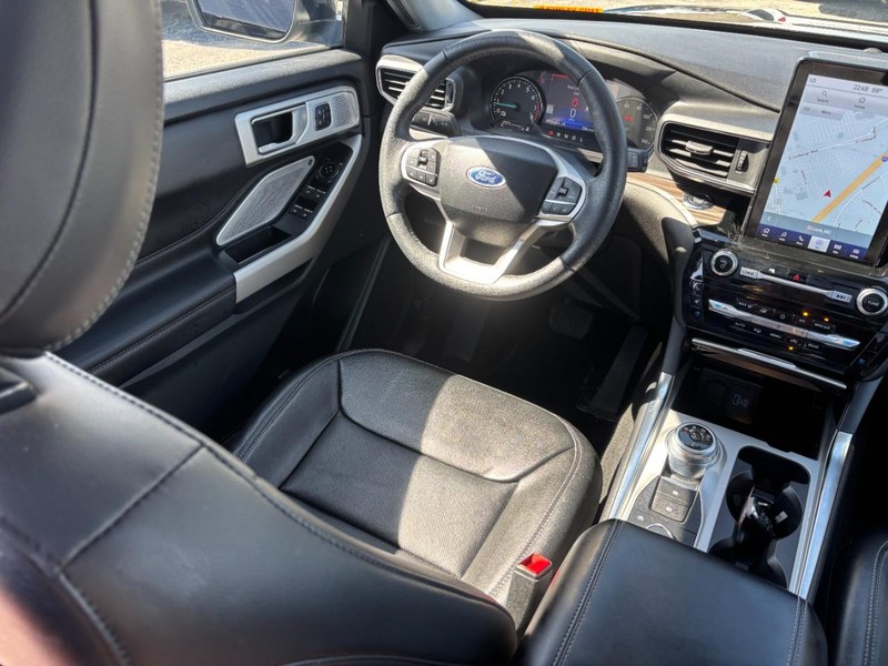 Ford Explorer Vehicle Full-screen Gallery Image 15