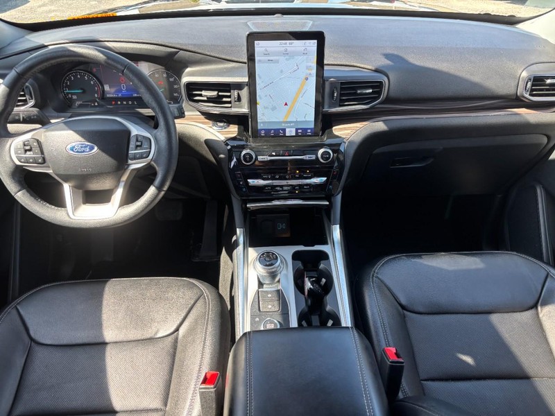 Ford Explorer Vehicle Full-screen Gallery Image 16
