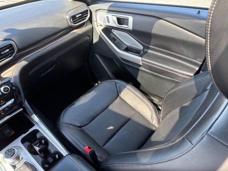 Ford Explorer Vehicle Full-screen Gallery Image 17