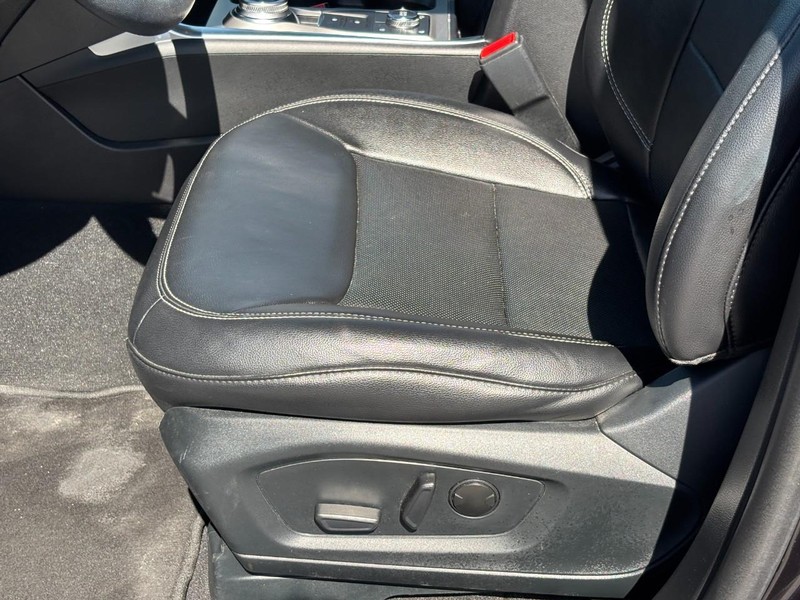 Ford Explorer Vehicle Full-screen Gallery Image 18