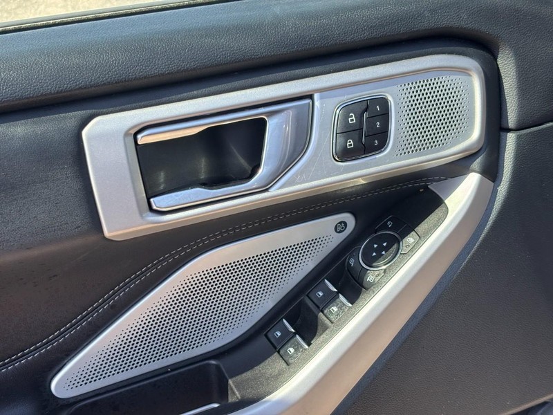 Ford Explorer Vehicle Full-screen Gallery Image 19