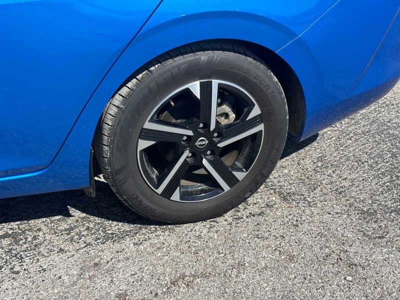 Nissan Sentra Vehicle Image 12