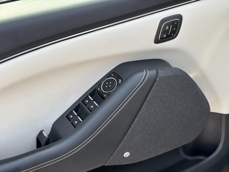 Ford Mustang Mach-E Vehicle Full-screen Gallery Image 18