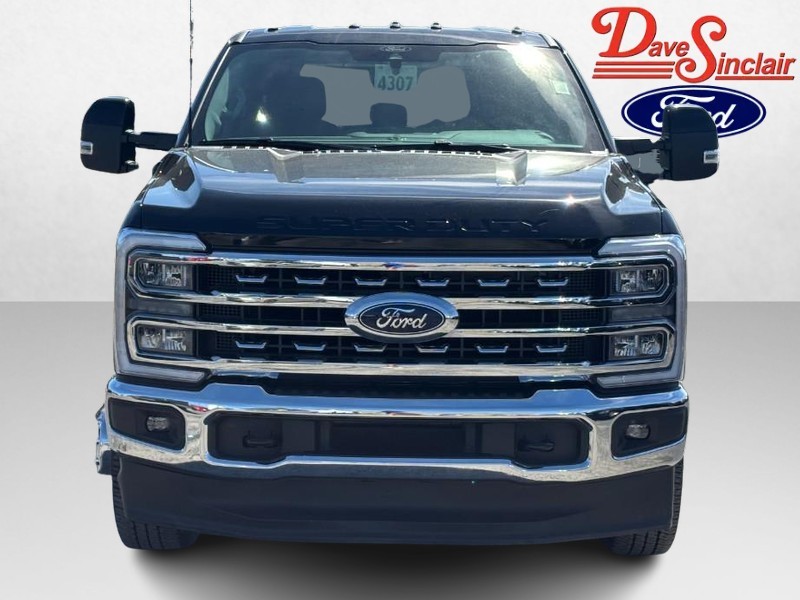 Ford Super Duty F-350 DRW Vehicle Image 02