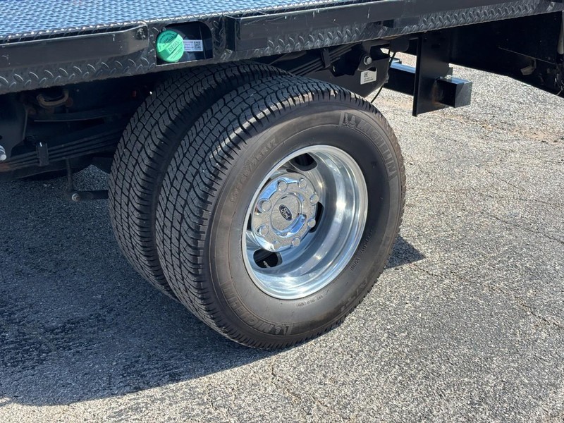 Ford Super Duty F-350 DRW Vehicle Image 11