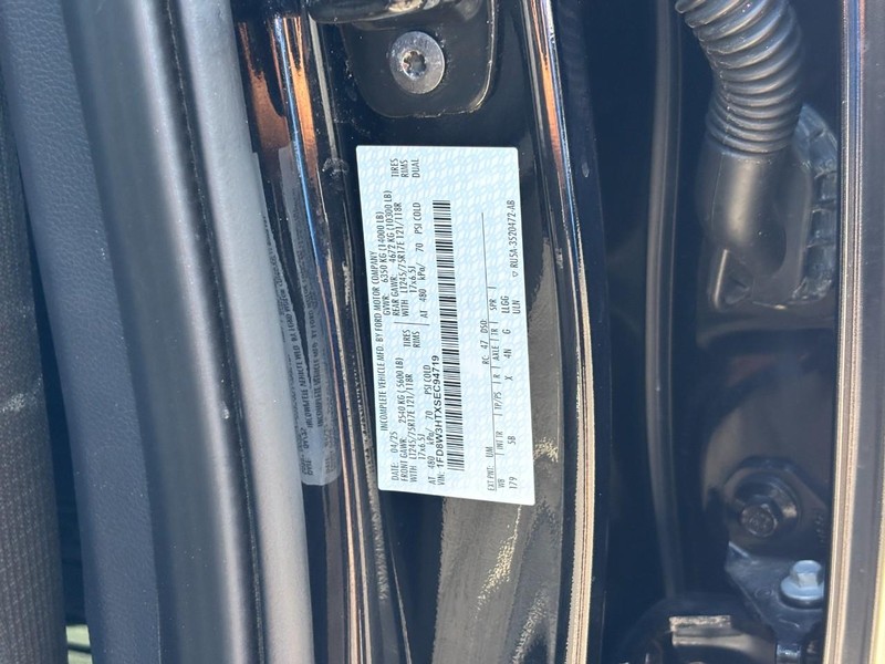 Ford Super Duty F-350 DRW Vehicle Image 24