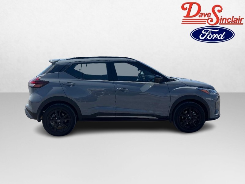 Nissan Kicks Vehicle Full-screen Gallery Image 05