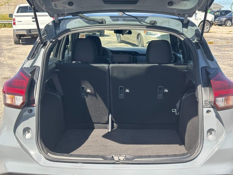 Nissan Kicks Vehicle Full-screen Gallery Image 11
