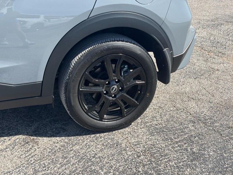 Nissan Kicks Vehicle Full-screen Gallery Image 12