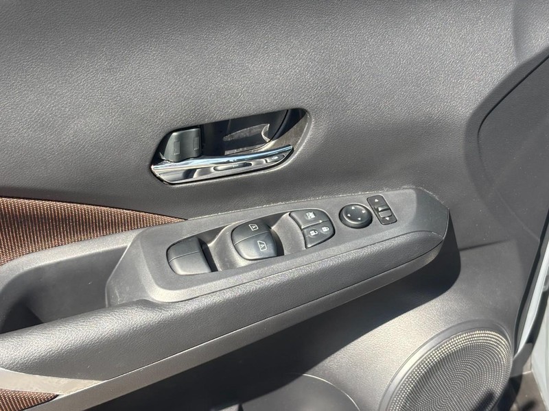 Nissan Kicks Vehicle Full-screen Gallery Image 18