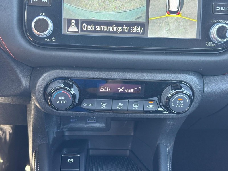 Nissan Kicks Vehicle Full-screen Gallery Image 24
