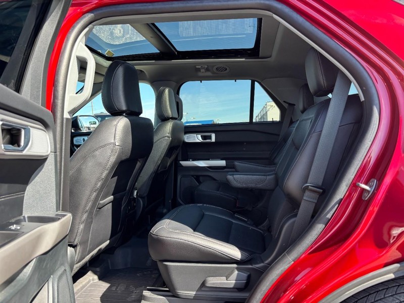 Ford Explorer Vehicle Full-screen Gallery Image 14