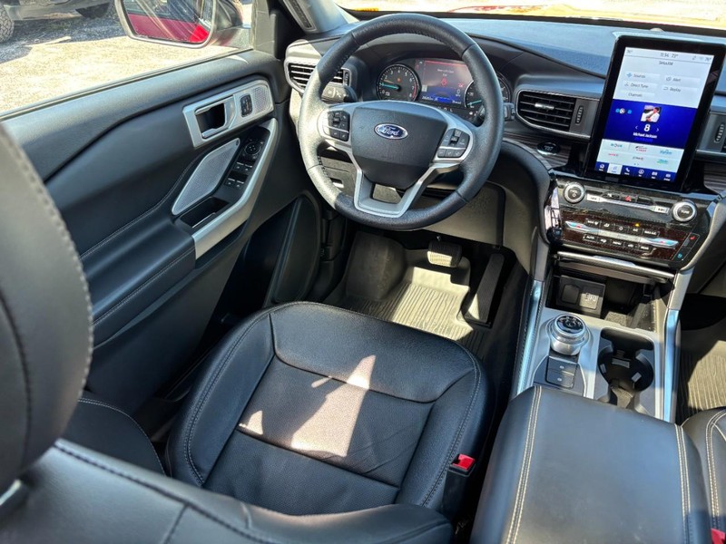 Ford Explorer Vehicle Full-screen Gallery Image 15