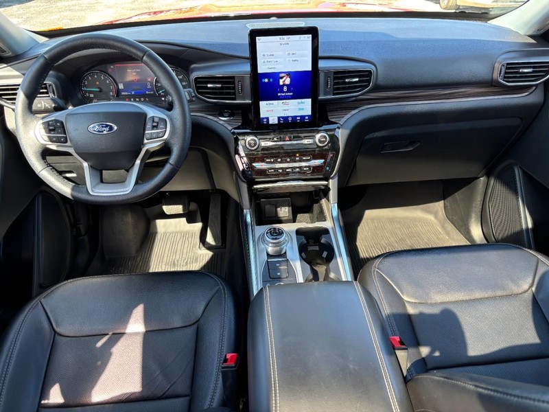 Ford Explorer Vehicle Full-screen Gallery Image 16