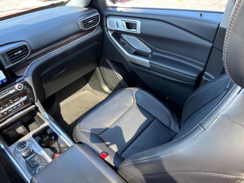Ford Explorer Vehicle Full-screen Gallery Image 17