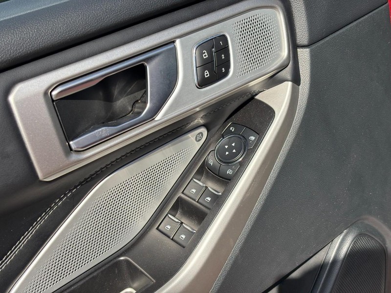Ford Explorer Vehicle Full-screen Gallery Image 19