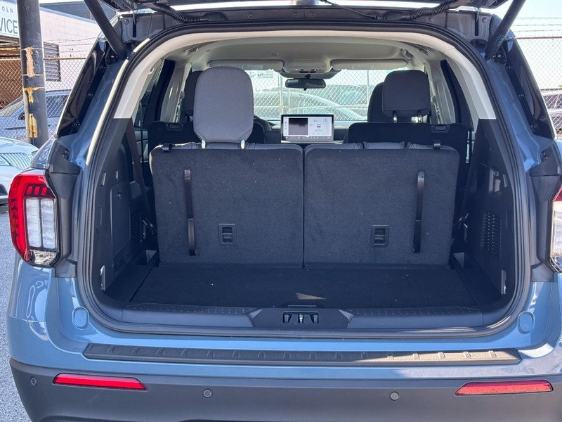 Ford Explorer Vehicle Full-screen Gallery Image 11