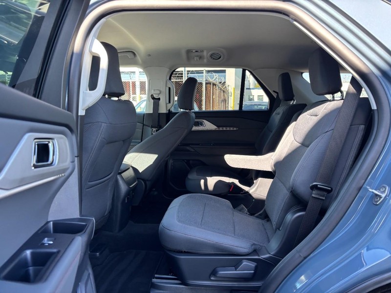Ford Explorer Vehicle Full-screen Gallery Image 14