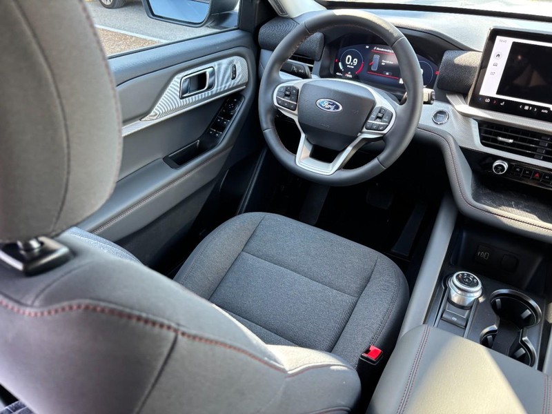 Ford Explorer Vehicle Full-screen Gallery Image 15