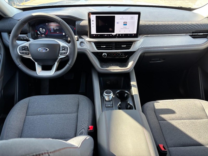 Ford Explorer Vehicle Full-screen Gallery Image 16