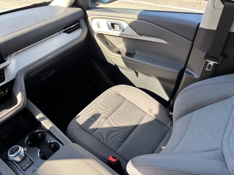 Ford Explorer Vehicle Full-screen Gallery Image 17