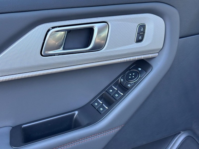 Ford Explorer Vehicle Full-screen Gallery Image 19