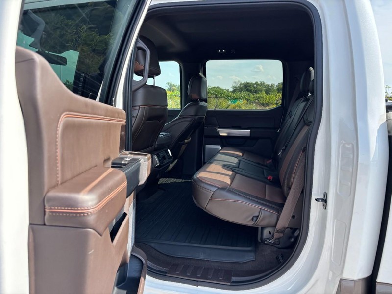 Ford F-150 Vehicle Full-screen Gallery Image 12
