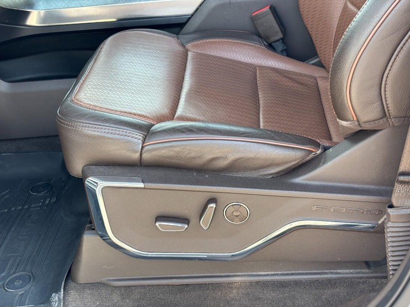 Ford F-150 Vehicle Full-screen Gallery Image 16