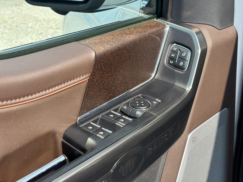 Ford F-150 Vehicle Full-screen Gallery Image 17