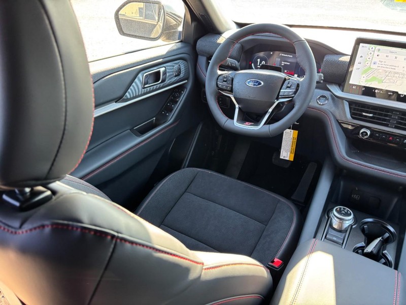 Ford Explorer Vehicle Image 15