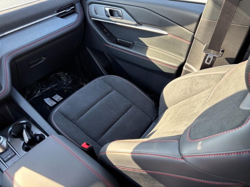 Ford Explorer Vehicle Image 17