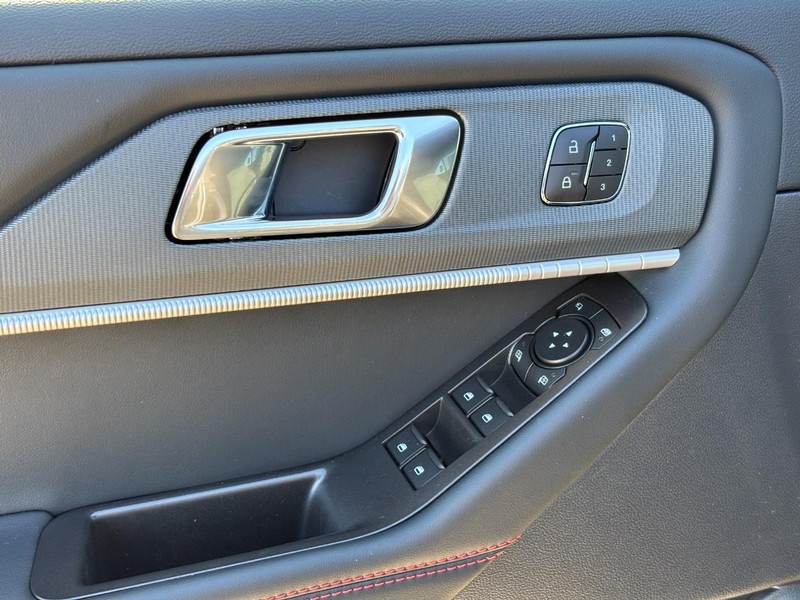 Ford Explorer Vehicle Image 19