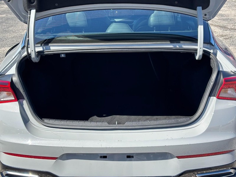 Kia K5 Vehicle Full-screen Gallery Image 11