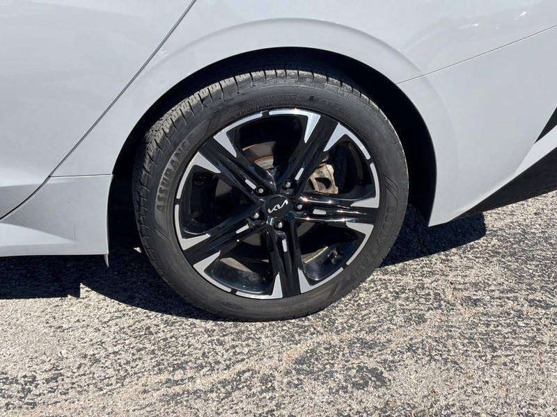 Kia K5 Vehicle Full-screen Gallery Image 12