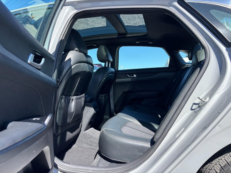 Kia K5 Vehicle Full-screen Gallery Image 13