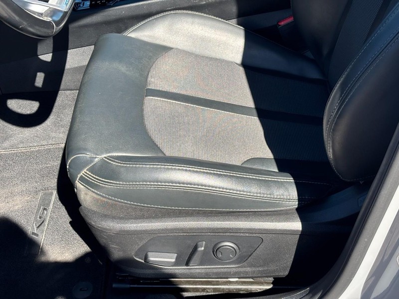 Kia K5 Vehicle Full-screen Gallery Image 17