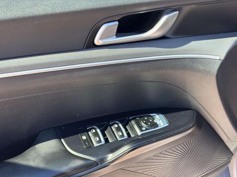 Kia K5 Vehicle Full-screen Gallery Image 18