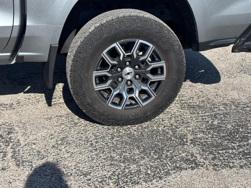 Chevrolet Colorado Vehicle Full-screen Gallery Image 11